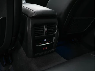 BMW 3 Serie BMW 3 Serie Touring 330e Business Edition Plus M-Sportpack (INCL-BTW) *PANO | VERNASCA-FULL-LEATHER | HEAD-UP | FULL-LED | DIGI-COCKPIT | NAVI-FULLMAP | HEATED-SPORTSEATS | HIFI-SOUND | CAMERA | AMBIENT-LIGHT | TOWBAR | 19''ALU* - afbeelding nr 30