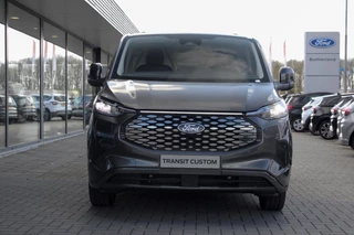 Ford E-Transit Ford E-Transit Cust. 320 L2H1 Limited 65 kWh 218pk | VOORRAAD | Inklapbare trekhaak | 17 inch lichtmetalen velgen (Carbonised Grey) | Driver Assistent Pack Premium | AGM accu | 3-fase laadkabel mode 3 32A, 10 meter | Centrale dubbele vergrendeling | Vehicle Integration System - afbeelding nr 11