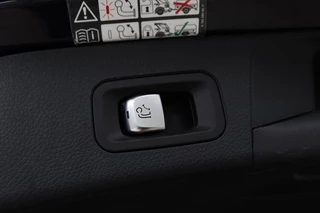 Mercedes-Benz C-Klasse Mercedes-Benz C-klasse 300e AMG | Panoramadak | Stoelverwarming |  360 camera | Trekhaak | Carplay | Dodehoek detectie | Matrix LED | Navigatie | Half leder - afbeelding nr 32