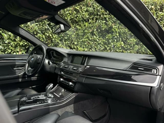 BMW 5 Serie BMW 5-serie 528xi High Executive, NL AUTO, NAP, PANO, NAVI, CRUISE, ECC-AIRCO, HUD, DODEHOEK, COMFORT STOELEN, CAMERA, LICHTMETAAL 17
