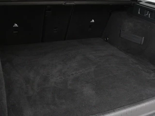 Mercedes-Benz C-Klasse Mercedes-Benz C-klasse 300e AMG Night | Adaptive cruise |  Stoelverwarming | Trekhaak | Carplay | Camera | Sfeerverlichting | Full LED - afbeelding nr 11
