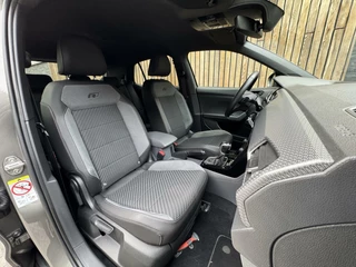 Volkswagen T-Cross Volkswagen T-Cross 1.0 TSI R-line Automaat | LED | Trekhaak |  Getint glas | Climate control | Cruise control adaptief | Lane assist | Dode hoek detectie | DAB | Navigatiesysteem | Inklapbare spiegels | Parkeersensoren voor en achter - afbeelding nr 38