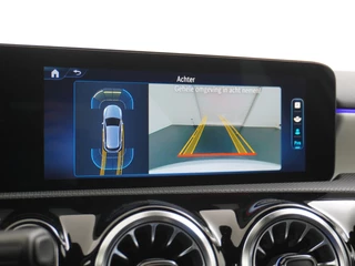Mercedes-Benz A-Klasse Mercedes-Benz A-Klasse A180 AMG // Multibeam LED // Sfeerverlichting // Adaptief Onderstel // 19