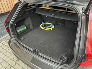 Volvo V60 Volvo V60 2.0 T6 Twin Engine AWD 253pk | Comfortstoelen leer | Stoelverwarming | Navigatiesysteem | Trekhaak uitklapbaar | 18 inch lichtmetalen velgen | Apple CarPlay | LED verlichting | Getint glas achter | Parkeersensoren achter - afbeelding nr 36