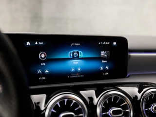Mercedes-Benz A-Klasse Automaat (APPLE CARPLAY, GROOT NAVI, SFEERVERLICHTING, CAMERA, LEDER/ALCANTARA, SPORTSTOELEN, STOELVERWARMING, GETINT GLAS, WIDESCREEN, NIEUWE APK, NIEUWSTAAT) - afbeelding nr 25