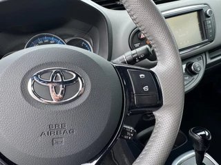 Toyota Yaris Toyota Yaris 1.5 Hybrid Dynamic Bi-Tone HYBRID / 1E EIGENAAR / STOELVERWARMING / CAMERA / LMV / NL AUTO / DEALER ONDERHOUDEN - afbeelding nr 16