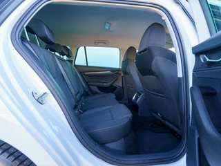 Škoda Octavia Skoda Octavia Combi 1.4 TSI iV PHEV 204pk Business Edition | Navigatie | Full LED | Trekhaak - afbeelding nr 16