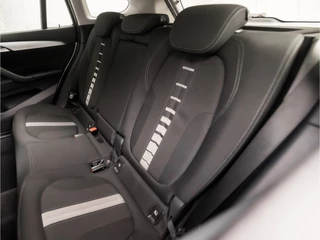 BMW X1 141Pk Automaat (NAVIGATIE, STOELVERWARMING, SPORTSTOELEN, LENDESTEUNEN, GETINT GLAS, LED KOPLAMPEN, ELEK ACHTERKLEP, NIEUWSTAAT) - afbeelding nr 14