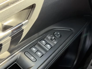 Peugeot 3008 Peugeot 3008 1.2 PureTech Allure 1e Eigenaar,Navi,Pano,Camera,131pk,Cruise,Clima,Trekhaak,Half Leder,Vol Opties,Dealer Onderhouden,Pdc V+A,APK tot 08-2026 - afbeelding nr 28