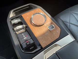 BMW iX BMW iX xDrive50 High Executive 112 kWh Laser B&W Pano.dak Trekhaak M-sport - afbeelding nr 39