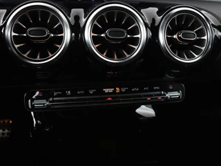Mercedes-Benz A-Klasse Mercedes-Benz A-klasse 200 Business Solution AMG | Panoramadak |  Stoelverwarming | Trekhaak | Matrix LED | Memory | Carplay | Keyless | Camera | Sfeerverlichting | Leder/Alcantara | Park Assist - afbeelding nr 34