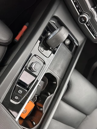 Volvo XC60 Volvo XC60 2.0 T6 Plug-in Hybrid AWD Inscription Expression (INCL-BTW)  AUT. *PANO | LUXURY-LEATHER | FULL-LED | HEATED-SPORTSEATS | NAVI-FULLMAP | CAMERA | PDC | ADAPT.CRUISE | CARPLAY | DIGI-COCKPIT | BLIS | SIPS | KEYLESS | 18