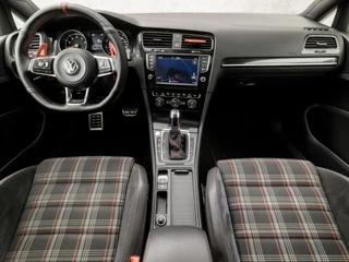 Volkswagen Golf 230Pk Automaat (SCHUIFDAK, APPLE CARPLAY, NAVIGATIE, ALCANTARA, DYNAMISCHE KNIPPERLICHTEN, STOELVERWARMING, CAMERA, KEYLESS, ADAPTIVE CRUISE, GETINT GLAS, NIEUWE APK, NIEUWSTAAT) - afbeelding nr 6