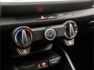 Kia Stonic (APPLE CARPLAY, NAVIGATIE, CAMERA, PARKEERSENSOREN, SPORTSTOELEN, CRUISE, GETINT GLAS, NIEUWE APK, NIEUWSTAAT) - afbeelding nr 9