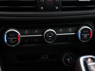 Alfa Romeo Giulia Alfa Romeo Giulia 2.0 Turbo 280 PK Competizione Q4 AWD | Harman | Veloce | 19