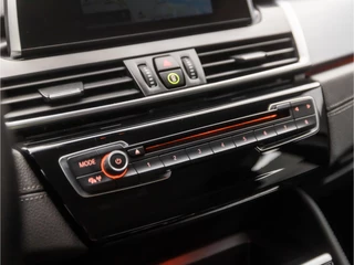 BMW 2 Serie Automaat (NAVIGATIE, CLIMATE, PARKEERSENSOREN, LED KOPLAMPEN, SPORTSTOELEN, CRUISE, TREKHAAK, ELEK ACHTERKLEP, NIEUWSTAAT) - afbeelding nr 9