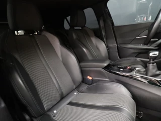 Peugeot 2008 Peugeot 2008 1.2 PureTech GT [APPLE CARPLAY, DIGITAL DASH, SFEERVERLICHTING, TREKHAAK AFNEEMBAAR, CAMERA, CLIMATE CONTROL, HALF LEDER, DODEHOEK DETECTOR, NAVIGATIE, NIEUWSTAAT] - afbeelding nr 10