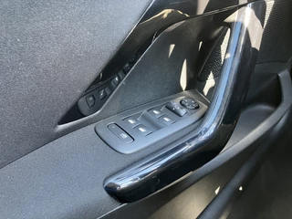 Peugeot 208 Peugeot 208 1.2 PureTech Allure 110 pk | dealer onderhouden | navigatie | trekhaak | climate | apple carplay | parkeersens. - afbeelding nr 20