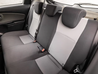 Toyota Yaris Automaat (NAVIGATIE, CLIMATE, CAMERA, SPORTSTOELEN, LANE ASSIST, XENON, CRUISE, NIEUWE APK, NIEUWSTAAT) - afbeelding nr 14