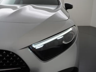 Mercedes-Benz A-Klasse Mercedes-Benz A-Klasse A180 AMG // Multibeam LED // Sfeerverlichting // Adaptief Onderstel // 19