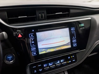 Toyota Auris Toyota Auris Touring Sports 1.8 Hybrid Sport Automaat (PANORAMADAK, NAVIGATIE, LEDER, STOELVERWARMING, CAMERA, SPORTSTOELEN, KEYLESS, LED KOPLAMPEN, NIEUWE APK, NIEUWSTAAT) - afbeelding nr 18