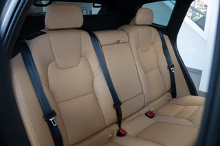 Volvo XC60 Volvo XC60 2.0 T8|455PK AWD|Org NL|1ste Eig|Ultimate Bright|Luchtv.|Bowers & Wilkins|Trekhaak|Head-Up|Pano|Crystal|Dealer Onderhouden - afbeelding nr 46
