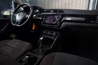 Volkswagen Touran Volkswagen TOURAN 1.5 TSI R Line 7 Persoons / AUT / ACC / Navi / Camera / Open Panoramadak / Led / Pdc / Trekhaak / 17 Inch - afbeelding nr 6