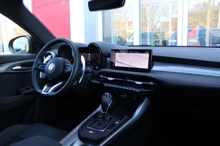 Alfa Romeo Tonale Alfa Romeo Tonale 1.5T 160PK HYbrid VELOCE | PANORAMISCH SCHUIF / KANTELDAK | LEDEREN BEKLEDING | VOORSTOELEN / STUUR VERWARMD | VOORSTOELEN GEVENTILEERD | VOORSTOELEN ELEKTRISCH VERSTELBAAR | DRAADLOOS APPLE CARPLAY / ANDROID AUTO | 360° CAMERA | AUTOMATISCH DIMMENDE BUITENSPIEGELS | 20