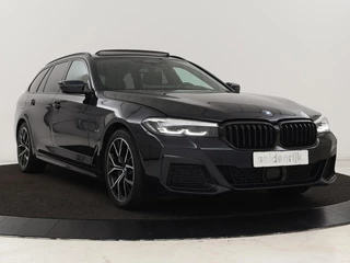 BMW 5 Serie BMW 5-serie 530e xDrive M Sport | Panoramadak |  Harman/Kardon | Stoel & stuurverwarming | Adaptive cruise | Camera | Trekhaak | Carplay | Achterbankverwarming | Live Cockpit | Sportstoelen - afbeelding nr 41