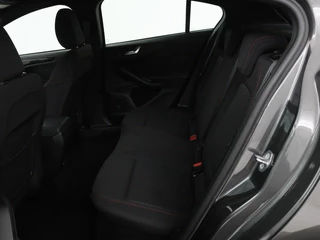 Ford Focus Ford Focus 1.0 EcoBoost ST Line | Stoel & stuurverwarming |  Carplay | Navigatie | Climate control | Parkeerhulp | Cruise control | Bluetooth - afbeelding nr 6