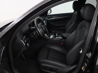 BMW 5 Serie BMW 5-serie 530e xDrive M Sport | Leder |  Stoel & stuurverwarming | Sfeerverlichting | Adaptief LED | Carplay | Camera | Live cockpit | Navigatie - afbeelding nr 4