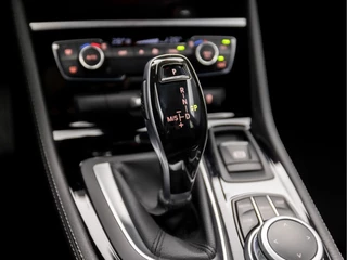 BMW 2 Serie Automaat (GROOT NAVI, M PAKKET, HEAD-UP DISPLAY, LEDER, SFEERVERLICHTING, GETINT GLAS, SPORTSTOELEN, DIGITAL COCKPIT, CRUISE, NIEUWE APK, NIEUWSTAAT) - afbeelding nr 11