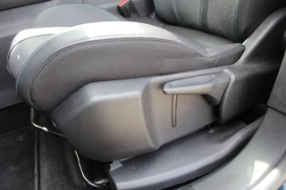 Peugeot 3008 Peugeot 3008 1.6 HYbrid 225 Allure | Navigatie | Led | Bluetooth | Camera | All-Season - afbeelding nr 34