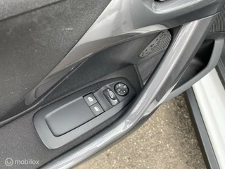 Peugeot 2008 Peugeot 2008 1.2 PureTech Active AUTOMAAT/HOOGZITTER/PANODAK - afbeelding nr 21