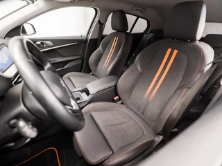 BMW 1 Serie Automaat (VIRTUAL COCKPIT, APPLE CARPLAY, GROOT NAVI, STUUR/STOELVERWARMING, ADAPTIVE CRUISE, LEDER, CAMERA, SPORTSTOELEN, DAB+, GETINT GLAS, NIEUWSTAAT) - afbeelding nr 11