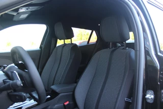 Peugeot 2008 Peugeot 2008 1.2 Hybrid 136PK AUTOMAAT ALLURE | NIEUWE AUTO! | KEYLESS ENTRY/START | PARKEERSENSOREN VOOR + ACHTER | 17