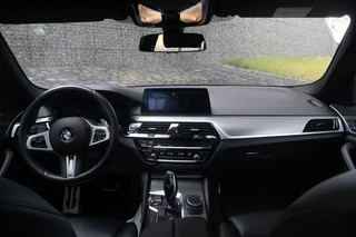 BMW 5 Serie BMW 5 Serie Touring 520i | Geen import | M Sport | Schuifdak | Trekhaak | Compleet - afbeelding nr 3