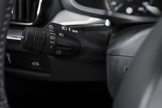 Volvo S60 Volvo S60 2.0 T5 250 PK Intro Edition - Automaat | Dig. Cockpit | Adapt. Cruise | Leder | Elek. bestuurderstoel met geheugen | Stoelverw. | PDC | Camera | NAV + App. Connect | ECC | DAB | Elek. Trekhaak | LM 19