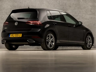 Volkswagen Golf Volkswagen Golf 1.5 TSI R-Line Sport 150Pk Automaat (VIRTUAL COCKPIT, APPLE CARPLAY, GROOT NAVI, CAMERA, LED KOPLAMPEN, ALCANTARA, ADAPTIVE CRUISE, LM VELGEN, DAB+, NIEUWE APK, NIEUWSTAAT) - afbeelding nr 5