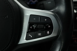 BMW 5 Serie BMW 5-serie 545e xDrive M Sport | Trekhaak | Adaptive cruise |  Stoel & stuurverwarming | Alcantara | Camera | Carplay | Sfeerverlichting | 19'' | Full LED | Park Assist - afbeelding nr 16