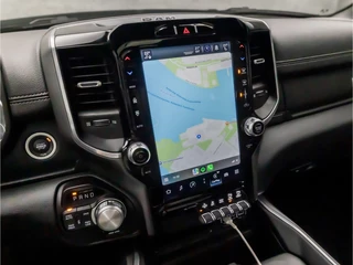 Dodge Ram 1500 Dodge Ram 1500 5.7 V8 4x4 Crew Cab Laramie 402Pk Automaat (PANORAMADAK, LUCHTVERING, GROOT NAVI, STOELKOELING, MEMORY SEATS, HARMAN/KARDON, TREKHAAK, STOELVERWARMING ACHTER, APPLE CARPLAY, NIEUWSTAAT) - afbeelding nr 32