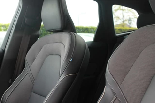 Volvo XC60 Volvo XC60 T6 Recharge AWD R-Design | Panoramadak | Parkeercamera | HUD | Pilot Assist | BLIS | Stoelverwarming | Trekhaak | Glossy Black | Keyless - afbeelding nr 18