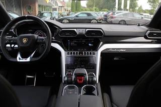 Lamborghini Urus Lamborghini Urus 4.0 V8 / NL Auto! / Full Carbon / Keramisch / B&O / Pano / 360Camera / Head-up / 23'' / Stoelventilatie / Massage - afbeelding nr 2