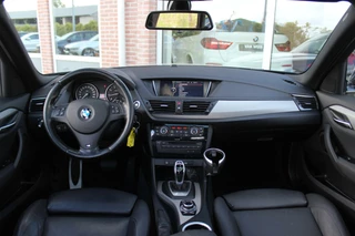 BMW X1 ➡️ BMW X1 E84 sDrive20i High Executive M-sport | M-pakket | Automaat | NL auto | 184 pk | Dakraam | Leer | Navi | Xenon | 17 inch | PDC | Cruise control | Stoelverwarming | - afbeelding nr 5