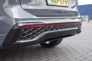 Volkswagen Tiguan Volkswagen Tiguan 1.5 eTSI DSG R-Line Black st 150pk /Panodak/Navi/Camera/20LM/Trekh - afbeelding nr 37
