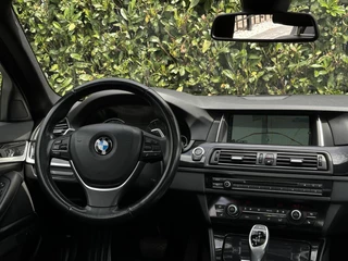 BMW 5 Serie BMW 5-serie 528xi High Executive, NL AUTO, NAP, PANO, NAVI, CRUISE, ECC-AIRCO, HUD, DODEHOEK, COMFORT STOELEN, CAMERA, LICHTMETAAL 17