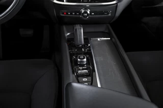 Volvo V60 Volvo V60 2.0 B3 163 PK Essential Edition - Automaat | Dig. Cockpit | Cruise | Stoel-+Stuurverw. | PDC | NAV + App. Connect | ECC | Elek. Klep | DAB | LM 17