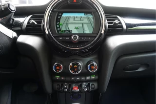 MINI Cooper MINI Cooper Mini 1.5 Pepper | NL AUTO | HUD | Sportinterieur (leer/ stof/ stoelverwarming) | Apple Carplay | Sfeerverlichting | 17inch | LED pakket | Keyless GO/ ENTRY | DUAL ZONE CLIMATE | Bonnet Stripes | Zwart dak | Front- achterspoiler - afbeelding nr 13