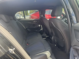 BMW 1 Serie BMW 1 Serie 118i Executive Ed. M Sport / Navigatie / Half leder / 19'' / Sportstoelen / Blackpack / Dakspoiler / Stoelverwarming / Cruise Control / Getint glas - afbeelding nr 10