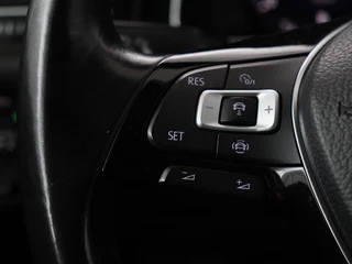 Volkswagen Golf Volkswagen Golf 1.0 TSI Highline | Stoelverwarming | Trekhaak |  Massage | Carplay | Adaptive cruise | Active Info Display | Navigatie | Parkeerhulp | Climate control - afbeelding nr 16